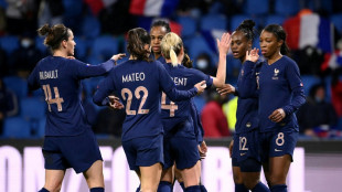 Foot: les Bleues remani&eacute;es s'offrent la Finlande et revoient Hamraoui