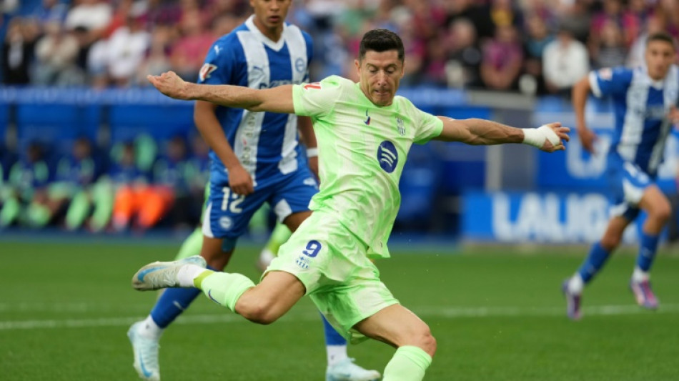 Bar&ccedil;a vence Alav&eacute;s (3-0) com hat-trick de Lewandowski e &eacute; l&iacute;der isolado do Espanhol